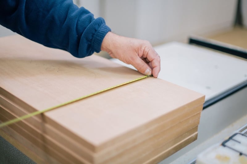 Comment choisir l'essence de bois idéale pour vos menuiseries anciennes