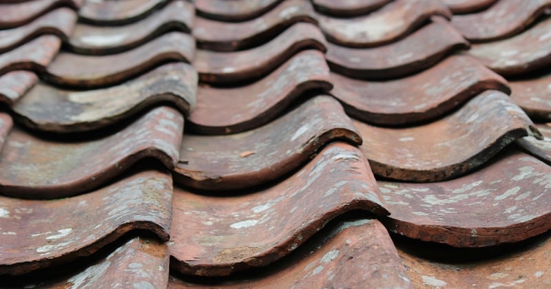 Techniques de restauration d'une toiture en tuiles anciennes : le guide